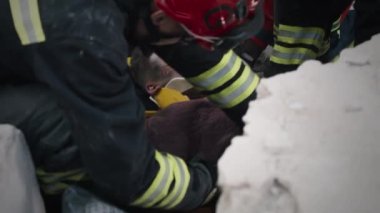Genç kızı beton bloklardan kurtaran erkek kurtarma ekipleri