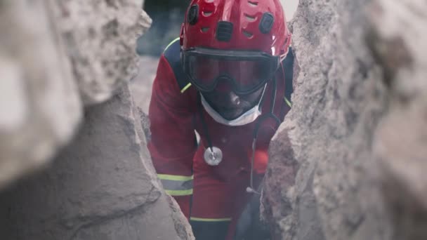 Sauveteur noir trouver survivant mâle — Video