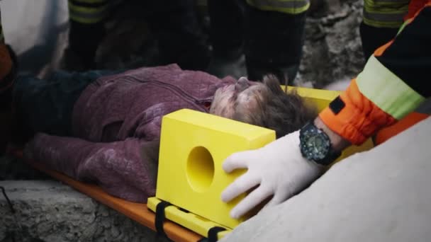 Les ambulanciers sauvent un adolescent après une catastrophe — Video