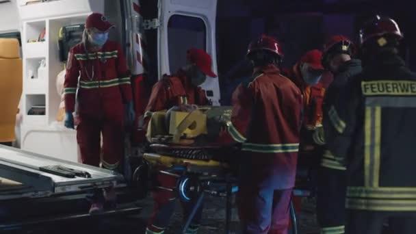 Diverse paramedics transporting patient after accident — Stock Video