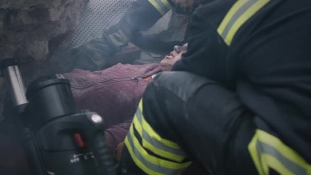 負傷したティーンエイジャーを救う緊急サービス労働者 — ストック動画