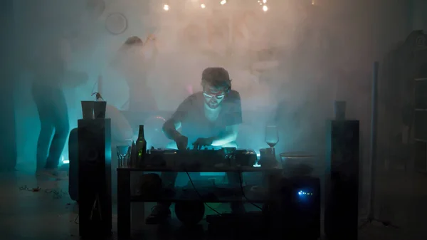 DJ hraje hudbu v kouři — Stock fotografie