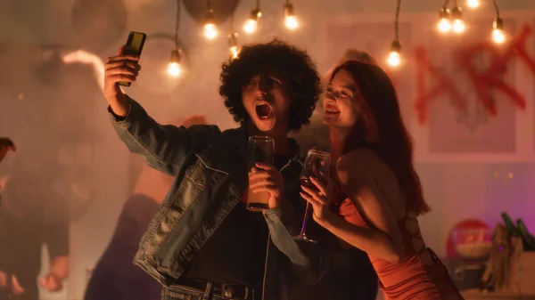 Mladý pár se selfie během párty — Stock fotografie