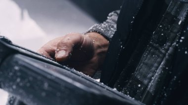 Erkek çalışan uzaktan kumanda sistemi kullanıyor