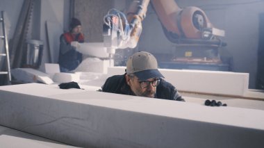 Olgun adam atölyede bloğu kontrol ediyor