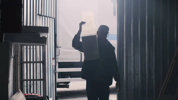 Hombre llevando bloque de plástico en el hangar —  Fotos de Stock