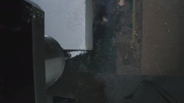Fabrika atölyesinde plastik kesiyor.