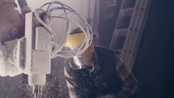 Άνδρας εργαζόμενος βλέποντας διαδικασία κοπής πλαστικών — Αρχείο Βίντεο