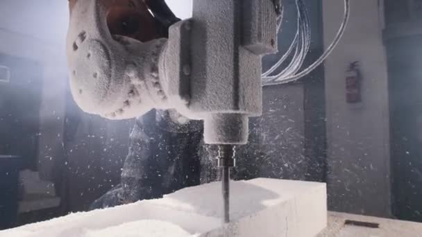 Artesano cerca de fresadora en taller — Vídeo de stock