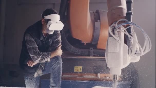 Artigiano in VR auricolare vicino braccio robotico — Video Stock