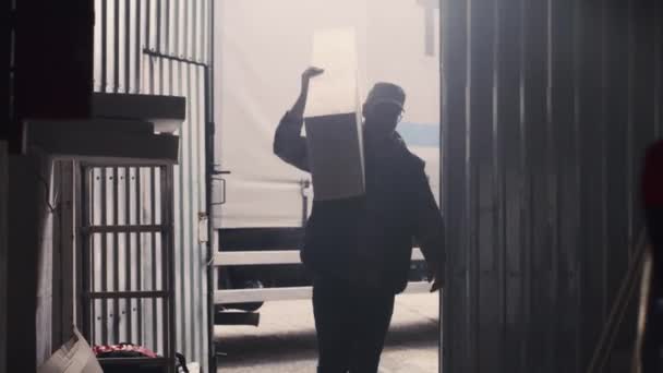 Mannen som bär plastblock i hangaren — Stockvideo