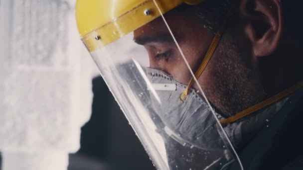 Ремесленник, управляющий фрезерным станком, покрытым пластиковой пылью — стоковое видео