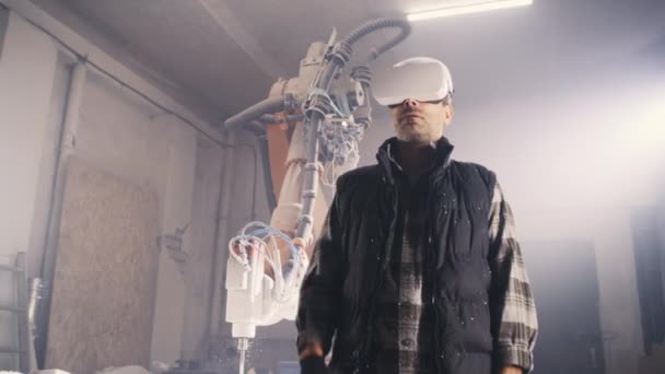 Man hantverkare interagerar med virtuell verklighet — Stockvideo