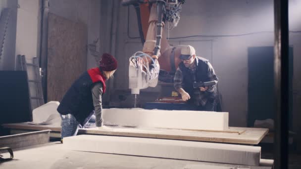 工匠与同事讨论聚合物块 — 图库视频影像