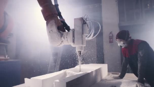 Roboterarm schneidet Polystyrol in der Werkstatt — Stockvideo