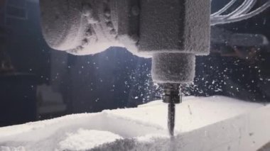 Erkek zanaatkar kontrol makinası