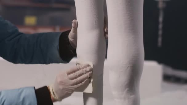 Plantaardige ambachtelijke schuren sculptuur benen — Stockvideo