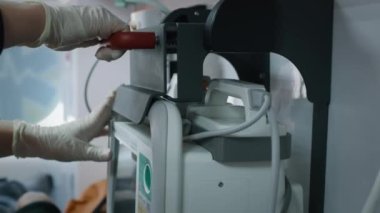 Ambulansta defibrilatör kullanan paramedikler