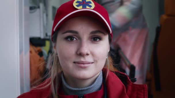 Joven paramédica sonriendo durante el trabajo — Vídeo de stock