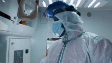Salgın sırasında ambulansta çalışan siyah sağlık görevlisi