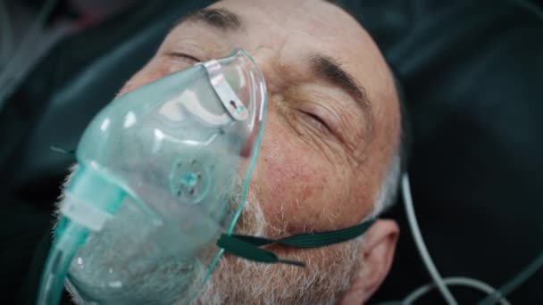 Aged man in oxygen mask — Wideo stockowe