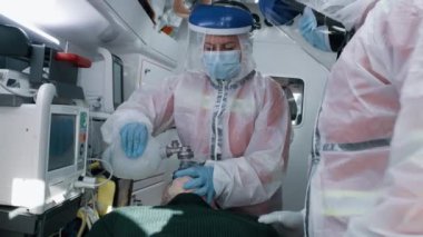 Sağlık görevlileri hastalara oksijen pompası uyguluyor.