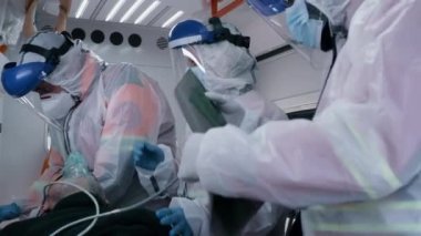 Sağlık görevlileri hastanın kan basıncını ölçüyor.