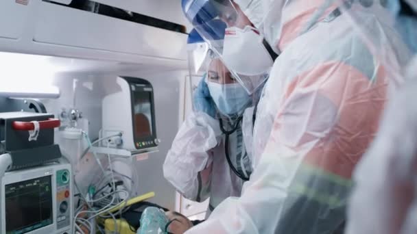 Zdravotníci poslouchají plíce pacienta — Stock video