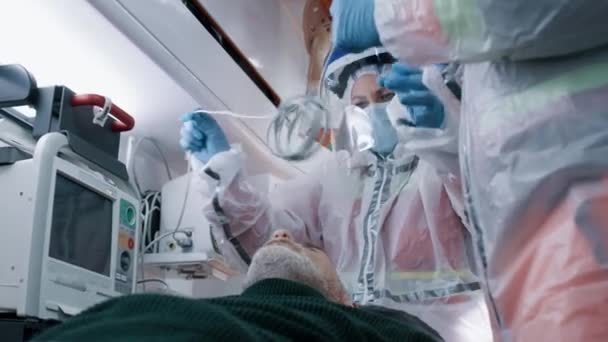 护理结肠炎患者的医护人员 — 图库视频影像
