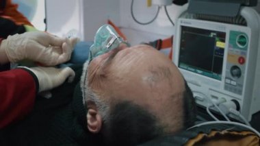 Mahsul sağlık görevlileri kıdemli hastaya yardım ediyor