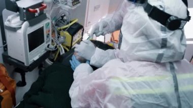 Doktorlar zatürree olmuş adama solunum cihazı takıyor.