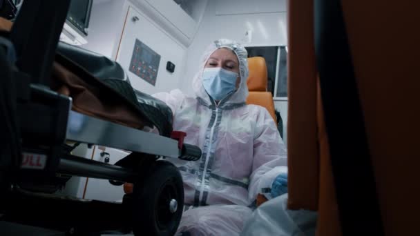 Paramedis wanita melepaskan pakaian hazmat — Stok Video