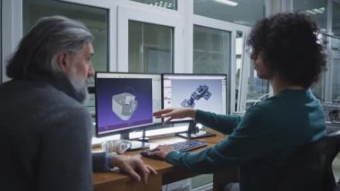 Erkek arkadaşlar 3D modelleri tartışıyor