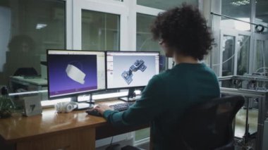 Stüdyoda bilgisayar kullanan 3D tasarımcı