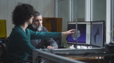 3 boyutlu modelleri istemciye gösteren tasarımcı