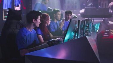 Motive oyuncular video oyunu oynamaya hazırlanıyor