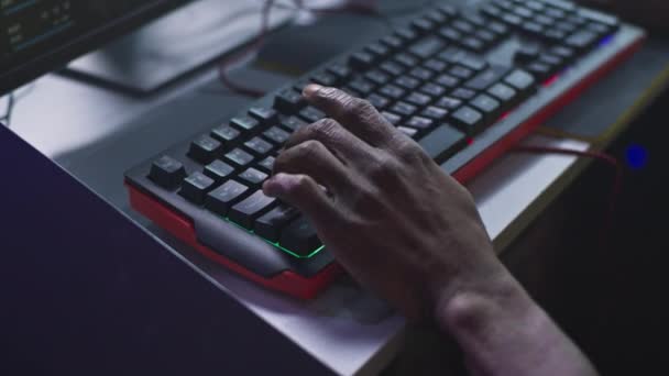 Bilgisayar klavyesi kullanan tanınamayan siber sporcu — Stok video