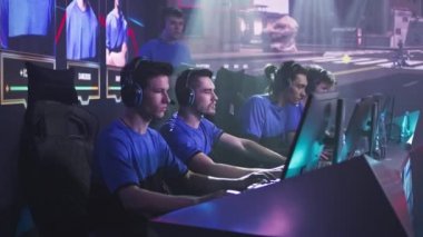 Sinirli oyuncu video oyununda kaybettikten sonra klavyeyi kırıyor