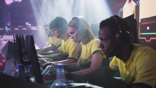 Focada equipe diversificada jogando videogame — Vídeo de Stock