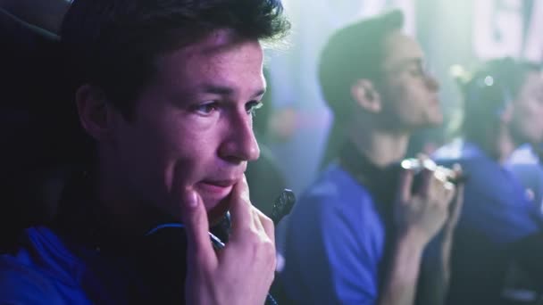 Adolescente nervoso se preparando para jogar videogame — Vídeo de Stock
