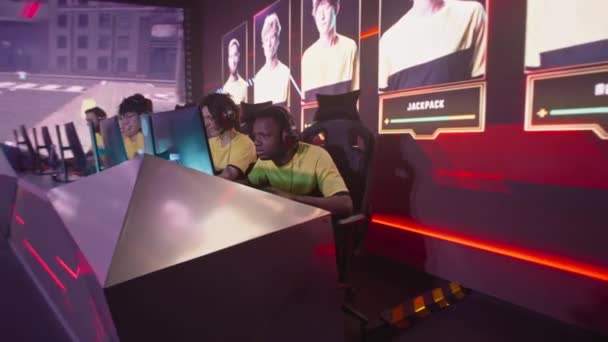 Молодые киберспортсмены во время игрового турнира — стоковое видео