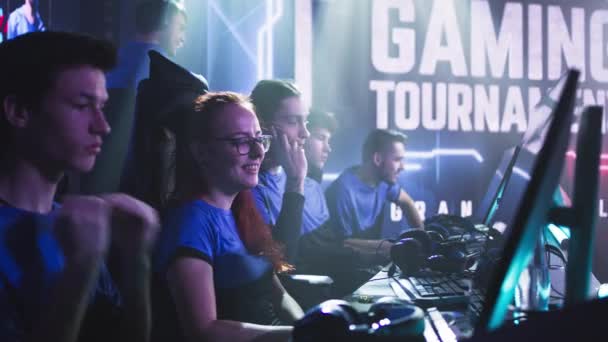 Vrolijke gamers spreken voor de wedstrijd — Stockvideo