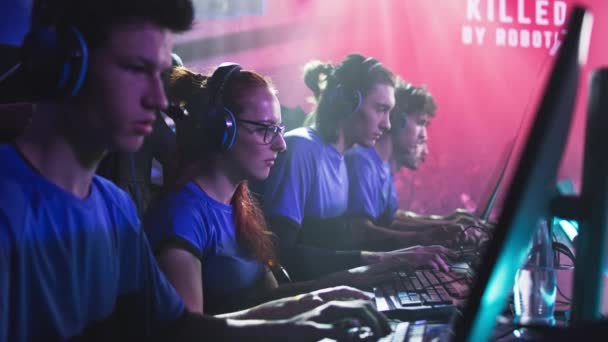 Hommes et femmes concentrés jouant à des jeux vidéo pendant la compétition — Video