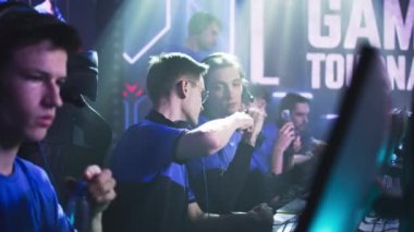 Genç oyuncu maçtan önce takım arkadaşlarını motive ediyor