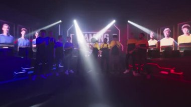 Heyecanlı erkek siber yarışmacılar birbirlerini selamlıyorlar.