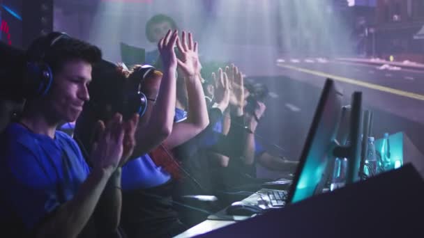 Щасливі геймери святкують перемогу у відеогрі — стокове відео