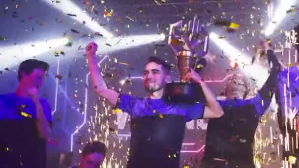 Equipo de jugadores celebrando la victoria en el campeonato profesional — Vídeo de stock