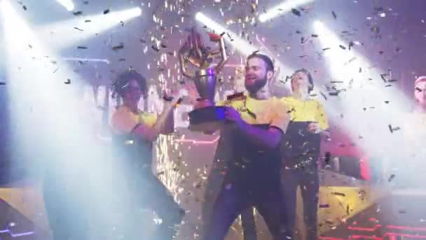 Jeunes joueurs célébrant la victoire sous confettis — Video