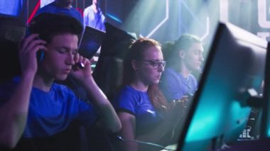 Gergin bayan oyuncu takımla maça hazırlanıyor.