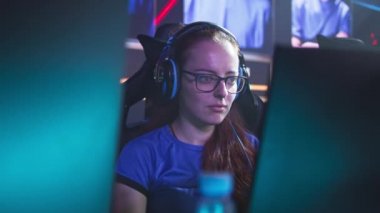 Odaklanmış kadın video oyunu maçı kazanıyor